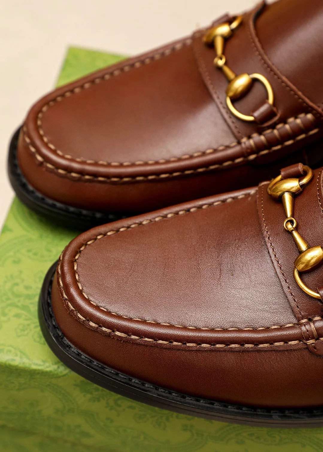 Men's shoes 💰460 💐 Product trademark: GUCCI "Gucci" casual leather shoes Regular size: 38-44 (45🉑️customized) Product materials: Selected imported first-layer calfskin upper + luxury hardware buckle, imported water-dyed cowhide leather lining. Strong three-dimensional visual effect, original combination outsole Color: 3⃣️colors available